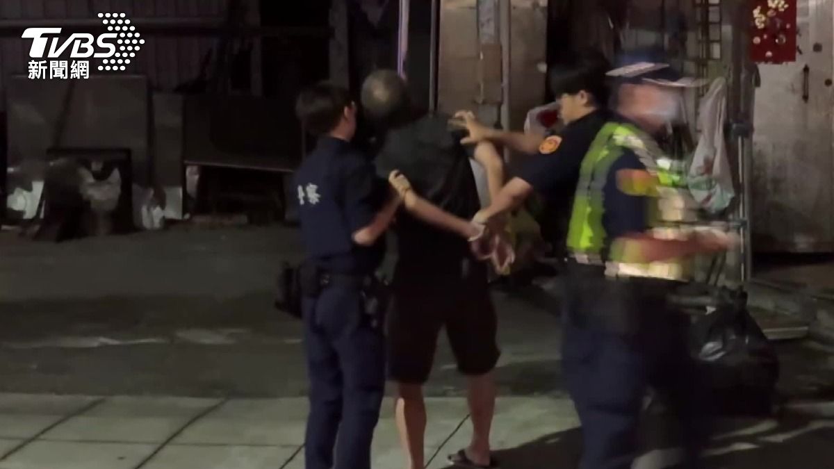 肇事男子情緒激動，還囂張嗆警方。（圖／TVBS）