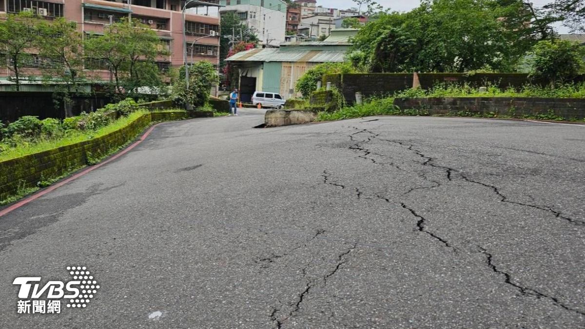 路面出現多條大裂縫。（圖／TVBS）