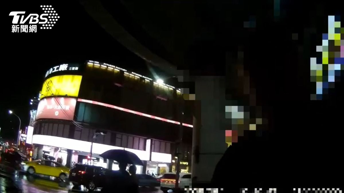 2名男子當街互毆，員警獲報到場勸阻。（圖／TVBS）