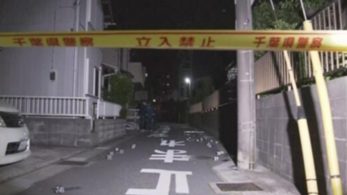 案發現場拉起封鎖線,附近家長讓小孩留於家中,暫時先不上學。(圖/翻攝自 NHK)