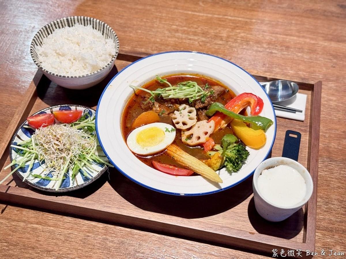 「南洋奶香雞」(320元)隨餐會附上沙拉、白飯與甜點。(圖/紫色微笑*饗樂生活提供)