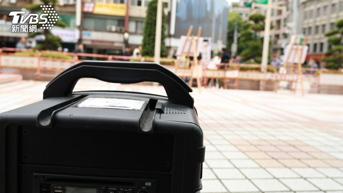 4黨抗議朱立倫納粹說,國民黨拿出音箱大聲播放音樂反擊。(圖/潘建樺攝)
