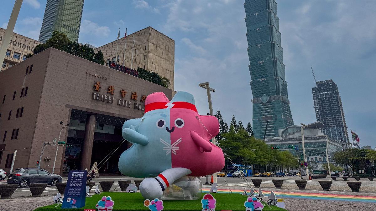臺北市政府前設置2025雙北世壯運吉祥物壯寶氣偶,迎接世壯運。(圖/台北市政府觀傳局)