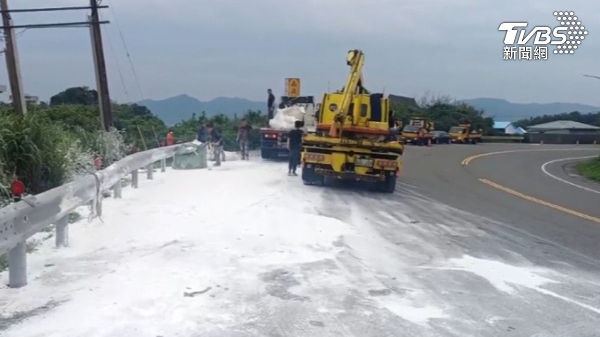瑞芳台2線「石灰粉」散落 路面清理長達7小時