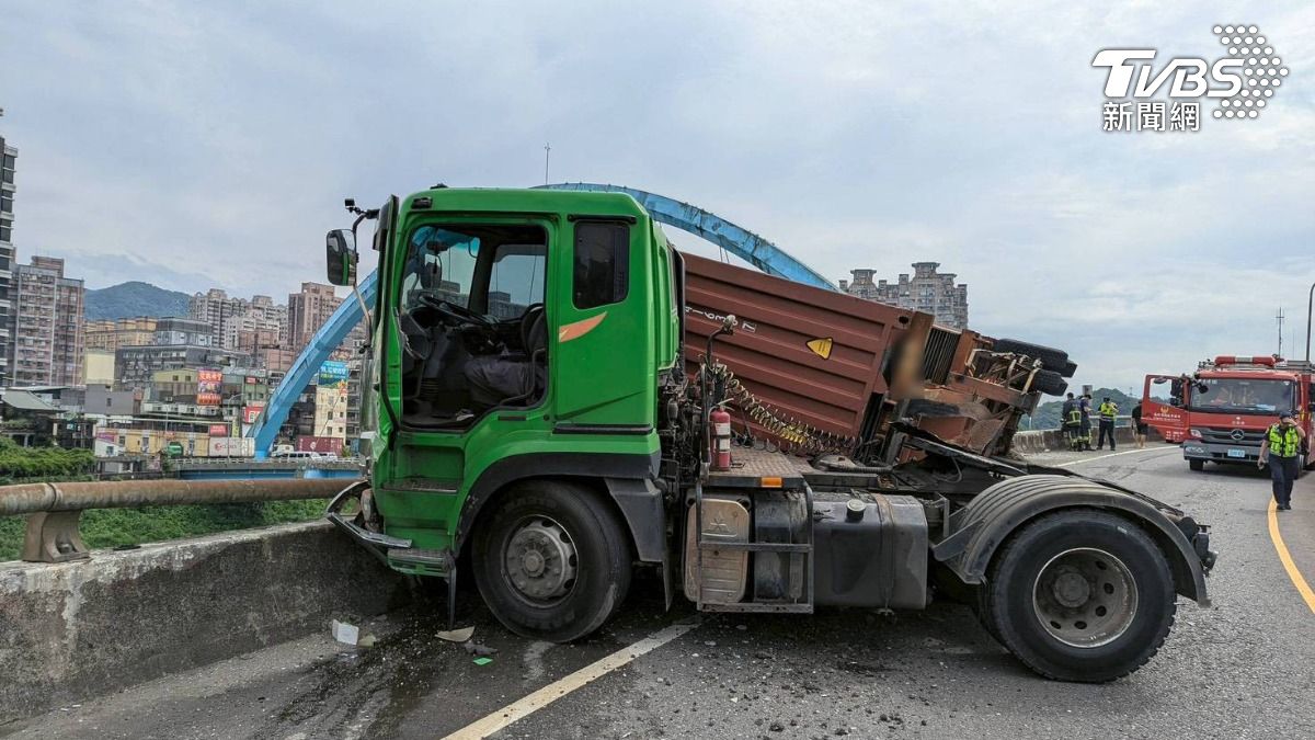 快訊/國1汐止交流道貨車翻覆!恐怖畫面曝光