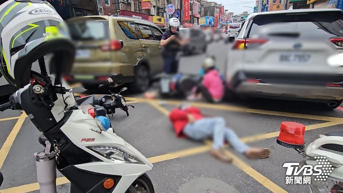 突然竄出!2機車碰撞再擦撞2車 3人受傷送醫