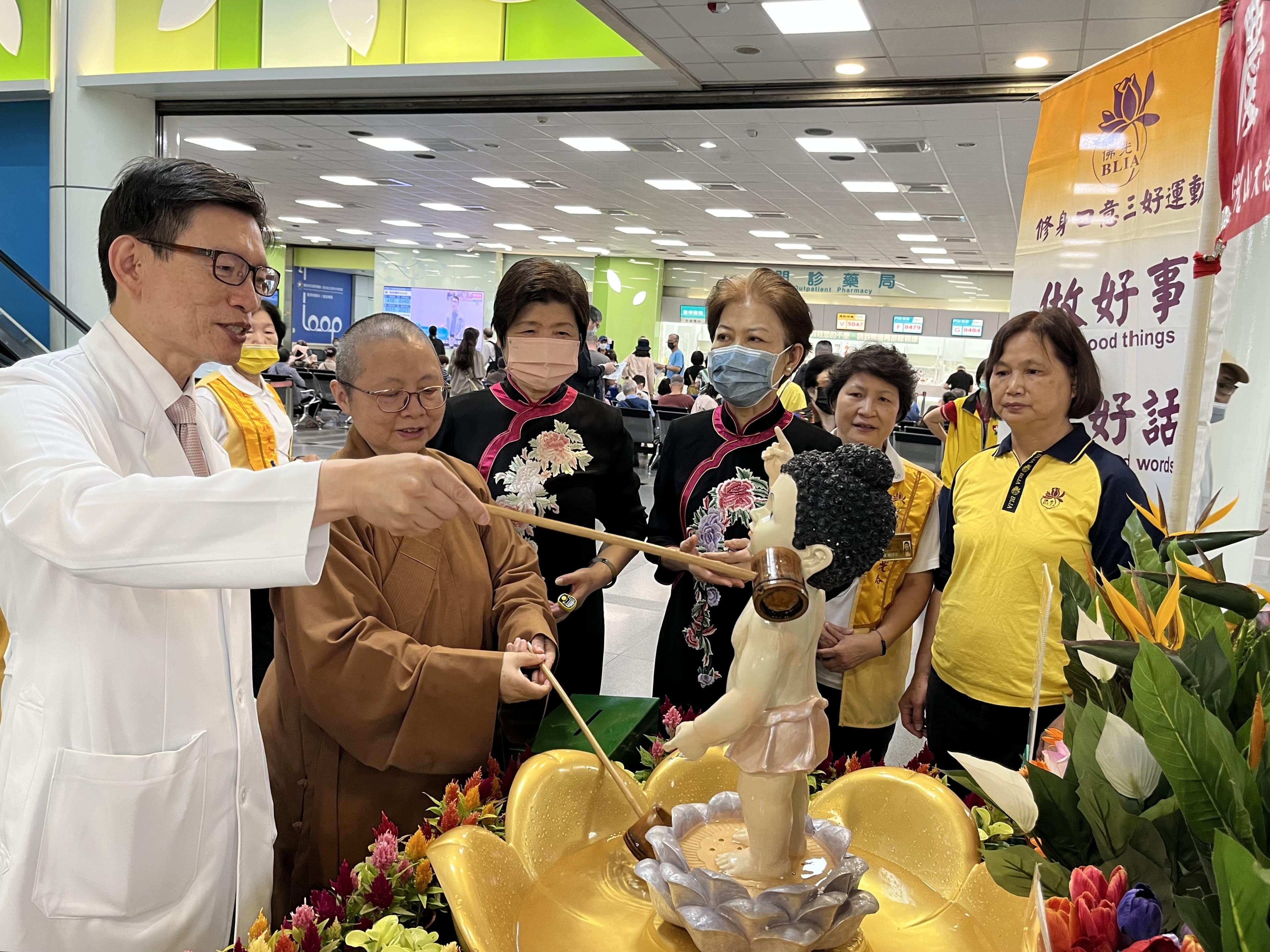 滿富法師陪同萬芳醫院院長劉燦宏浴佛祈福。(圖/國際佛光會中華總會提供)