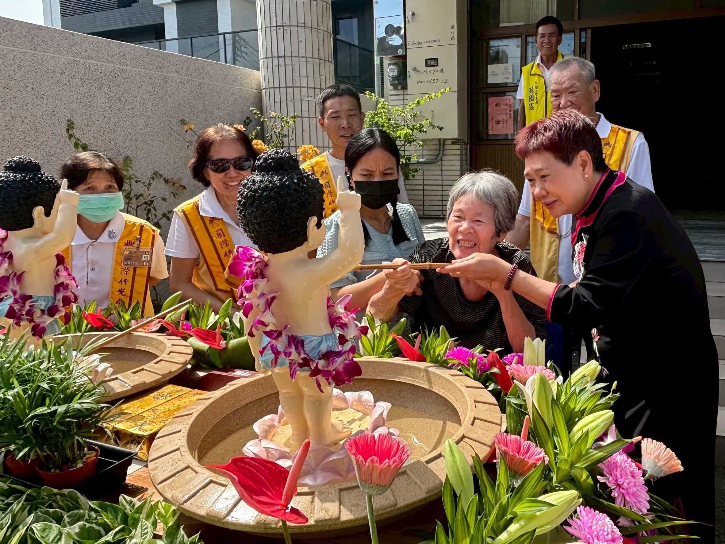 檨腳里活動中心學員參與浴佛節活動。(圖/國際佛光會中華總會提供)