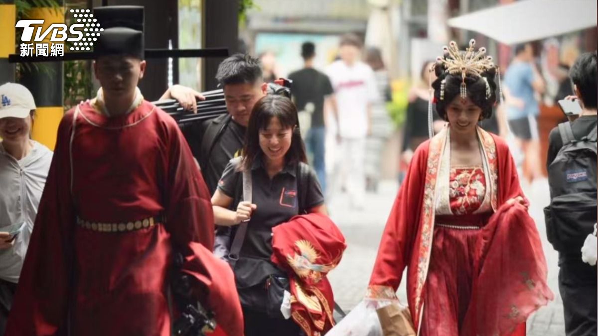 新人帶攝影團隊到穿古裝拍攝婚紗照。（圖／莊鎧毓 攝）