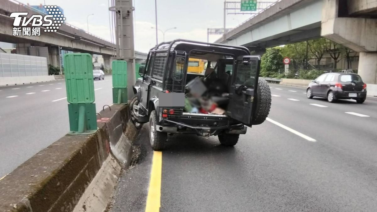越野車擦撞國道護欄，駕駛命危搶救中。（圖／TVBS）