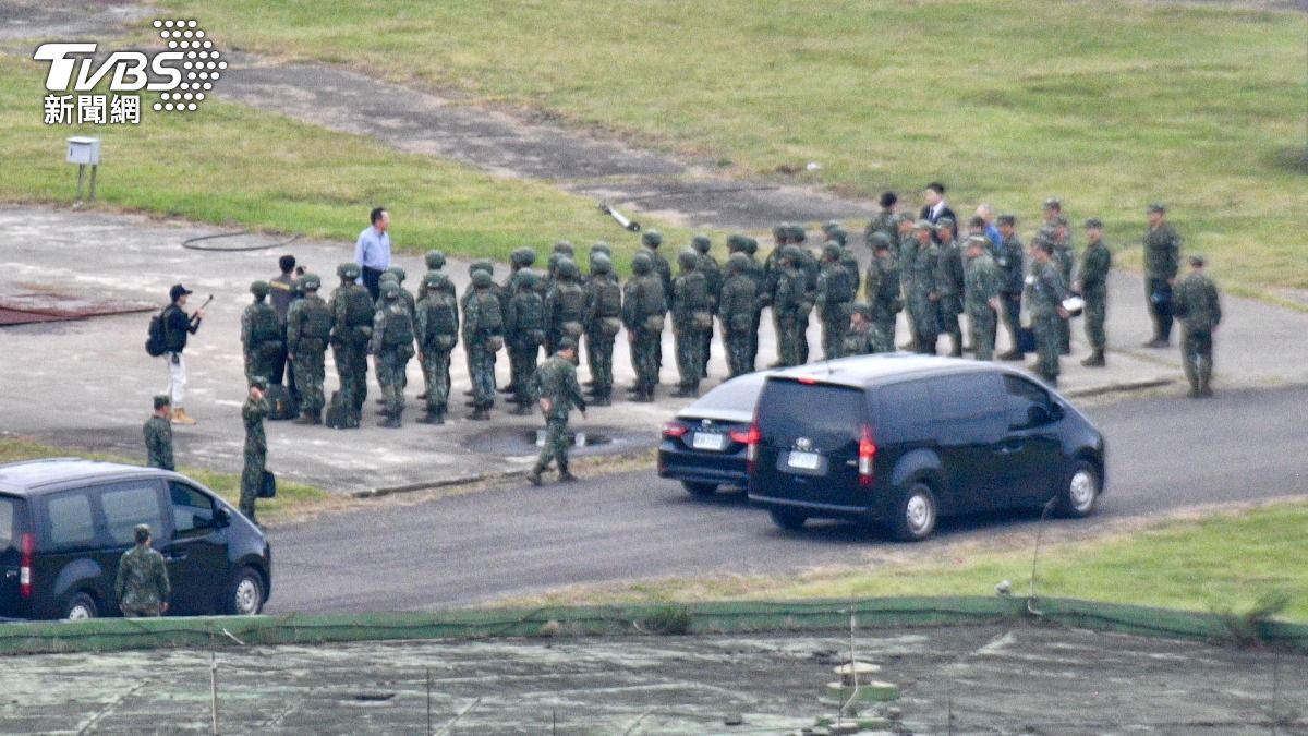 國防部長顧立雄慰勉發射海馬斯的砲兵官兵。(圖/胡瑞麒攝)