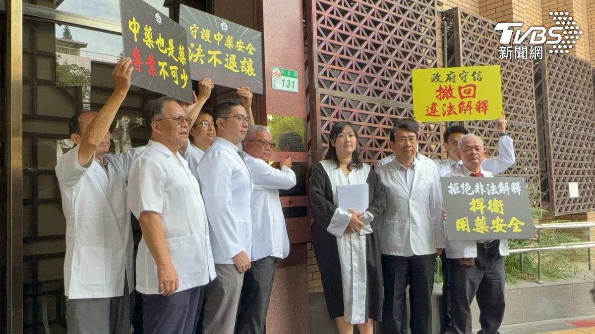 藥師公會告發衛福部長邱泰源及司長蘇奕彰。(圖/潘千詩攝)