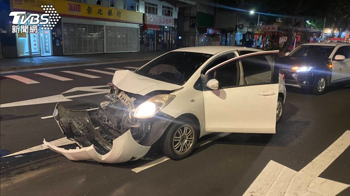 肇事男駕駛車輛車頭嚴重毀損。(圖/TVBS)