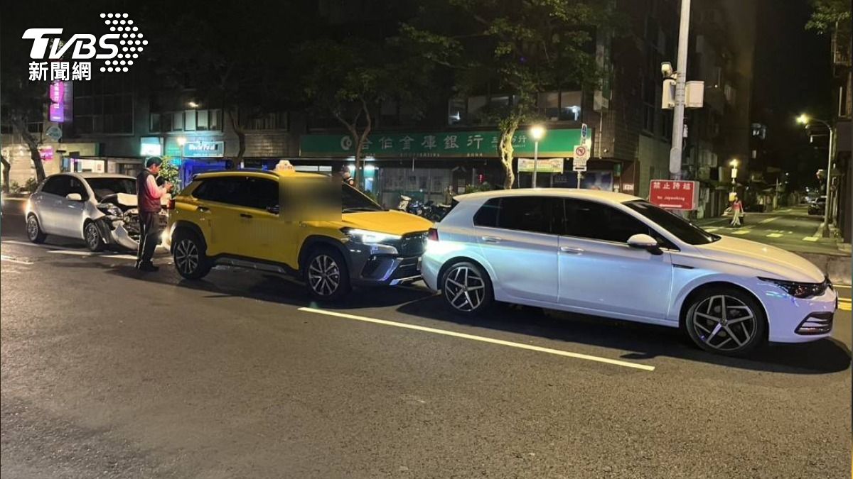 肇事車一連撞了前方兩車輛。(圖/TVBS)