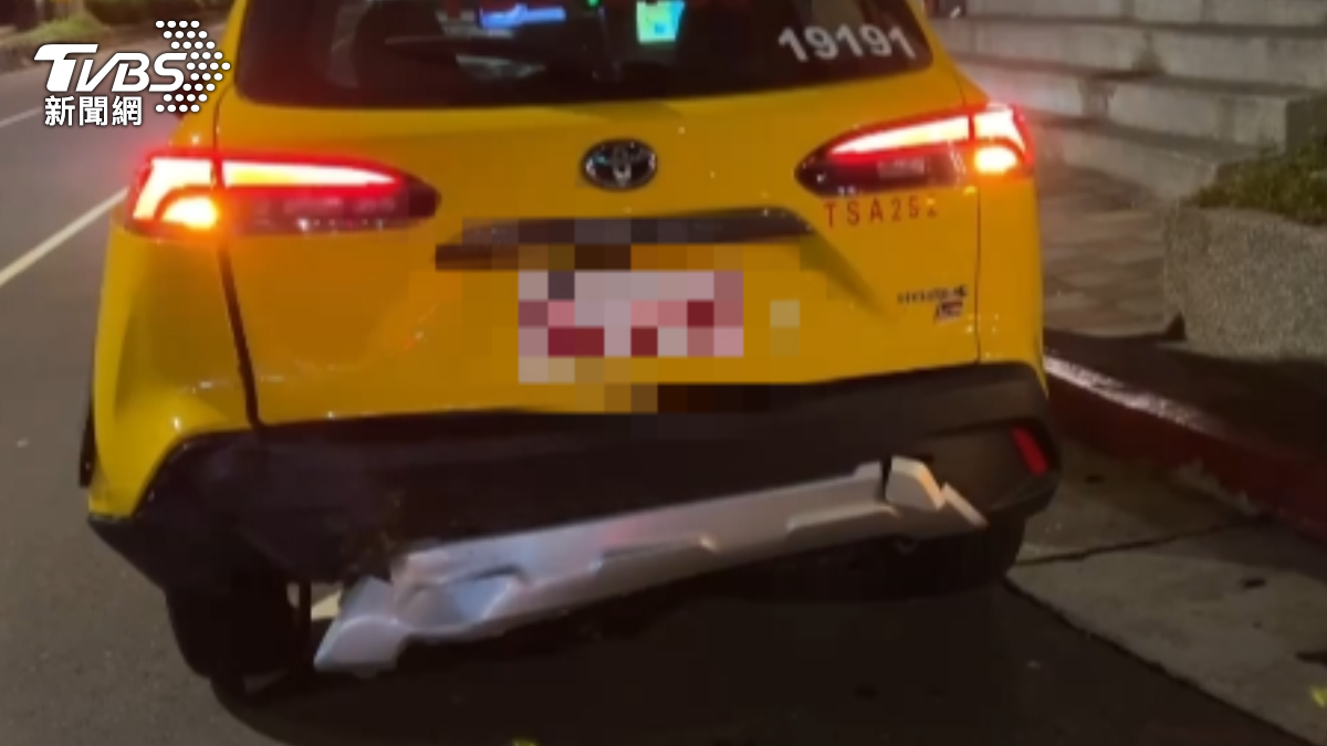 計程車被肇事車輛撞擊,車尾毀損。(圖/TVBS)