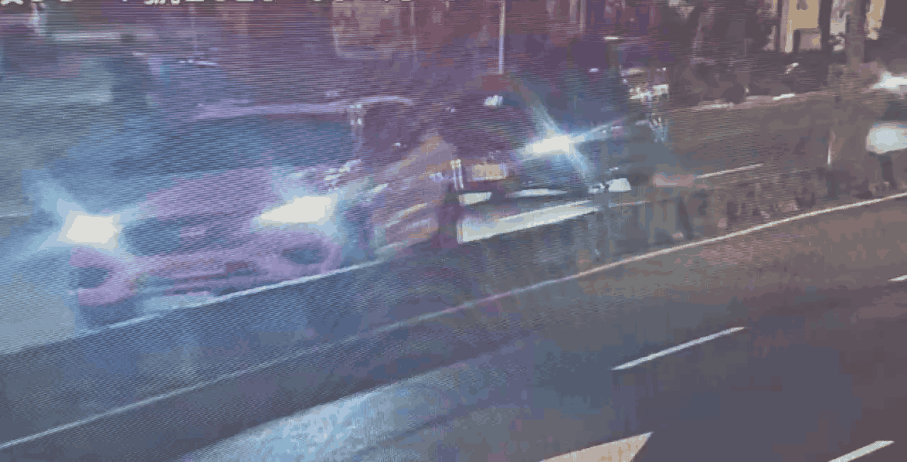 有片/先喝點小酒再去接女友 北市男「連撞2車」車頭爛慘了