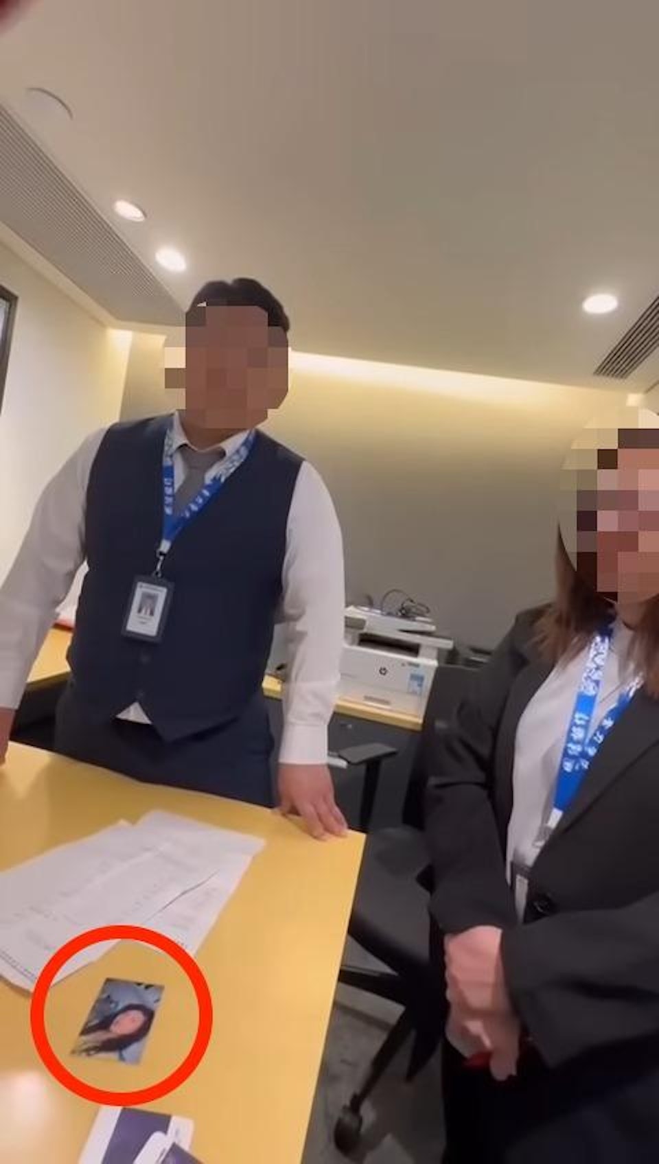 何伯與何太在銀行追討何伯女兒領走的錢。（圖／翻攝自何太YT）