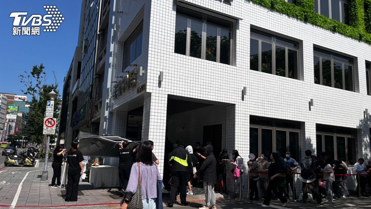韓國頂級燒肉名店「金豬食堂Gold Pig」今（13）天開幕，從昨天晚上就有人漏夜排隊。（圖／民眾提供）