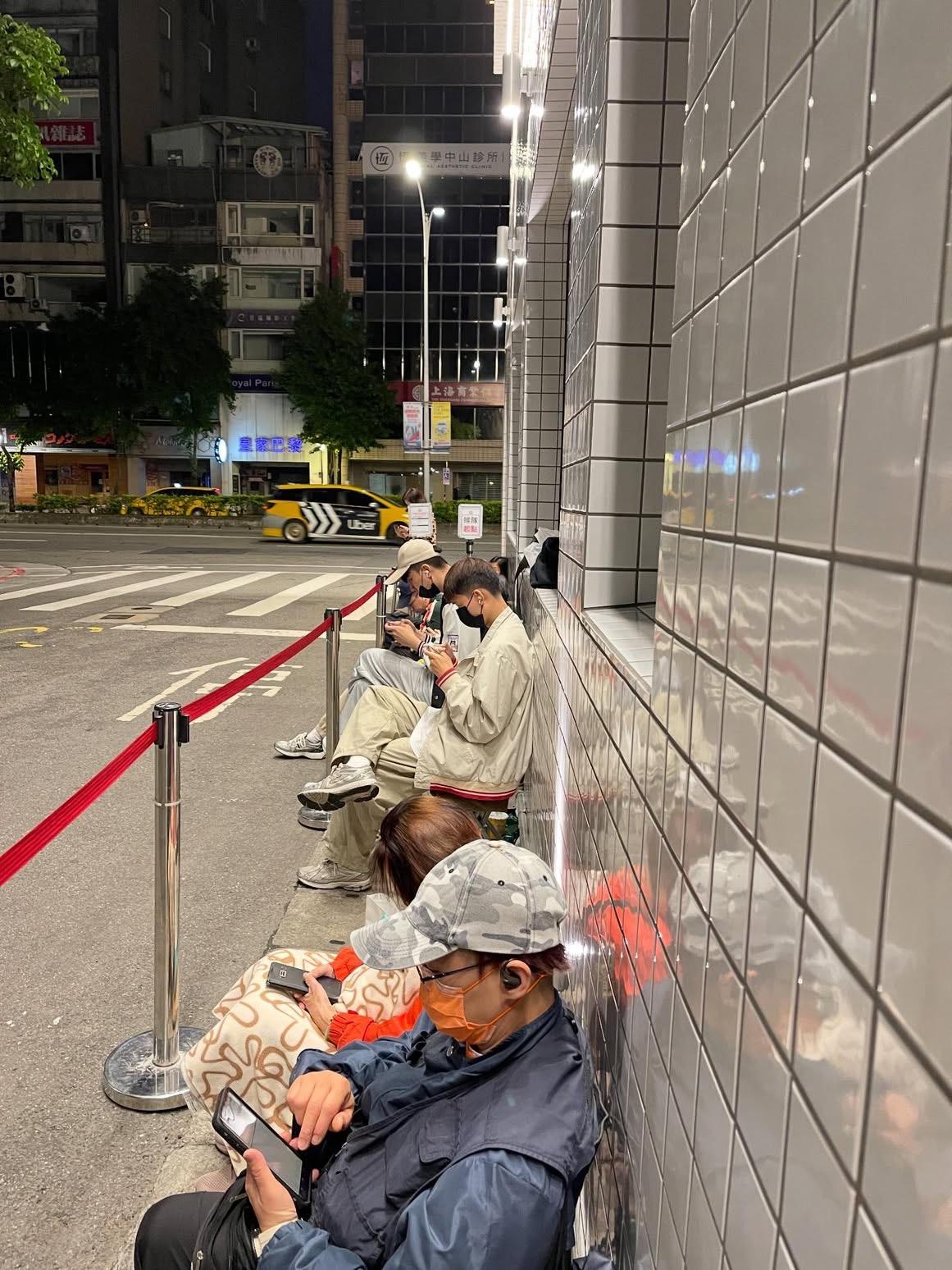 金豬食堂昨天深夜就有民眾排隊。(圖/民眾JEFF LI提供)