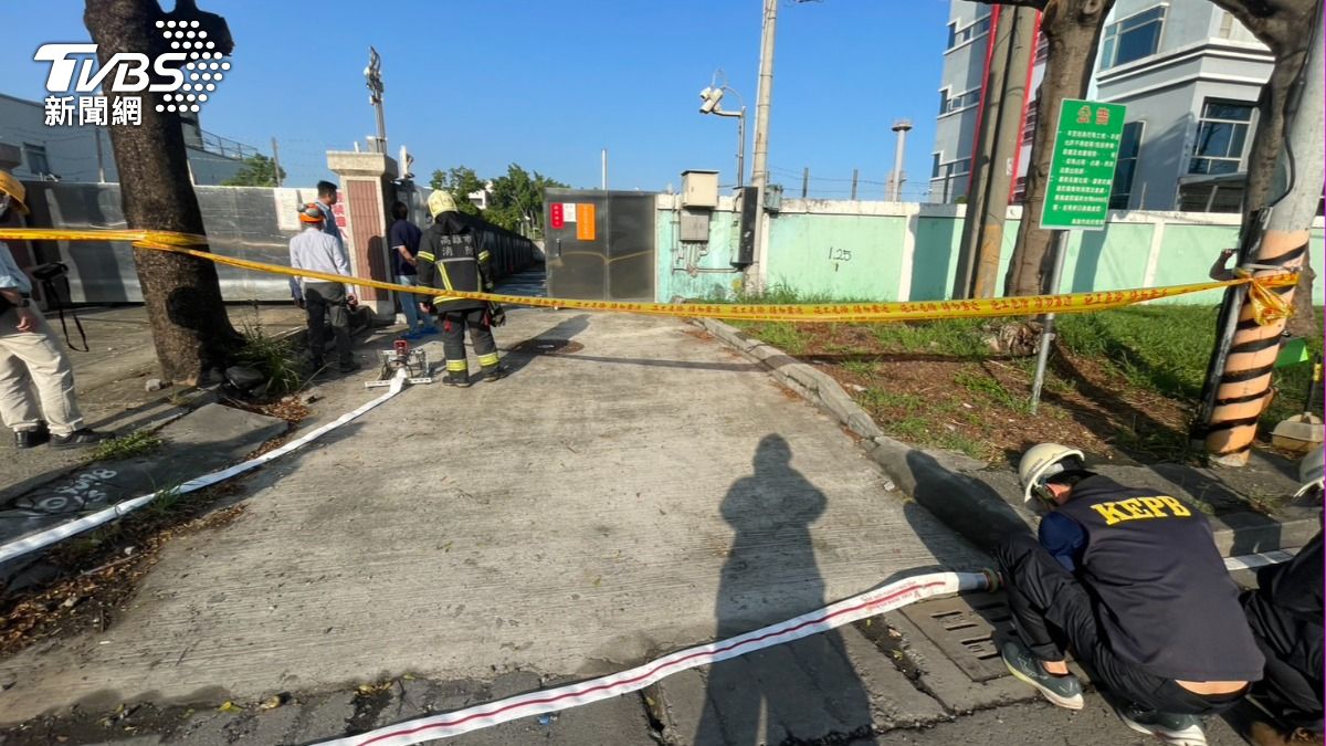 消防在5時06分獲報後出動3車6人前往仁武區鳳仁路異味查看。(圖/TVBS)