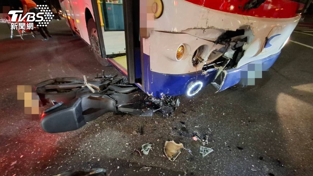 北市南港區公車撞重機！　騎士險被捲入車底「左膝變形」送醫搶救