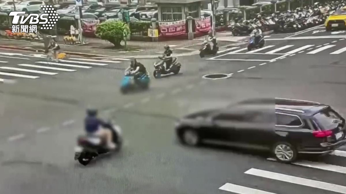 轎車闖紅燈肇事前影像。(圖/TVBS)