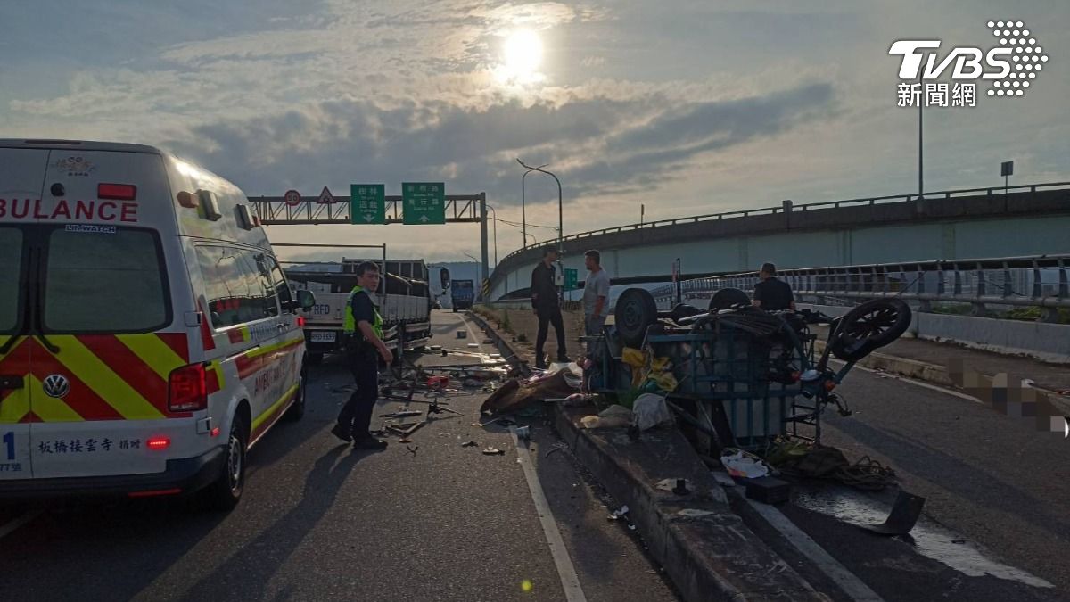 有片／回收拼裝車違規上浮洲橋遭撞翻　8旬翁躺地滿臉血