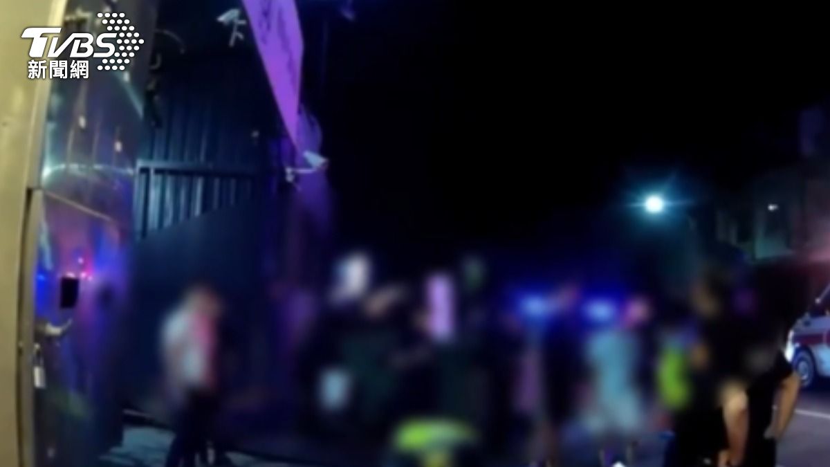 男子手腳皆有刀傷,三名犯嫌已逃逸。(圖/TVBS)