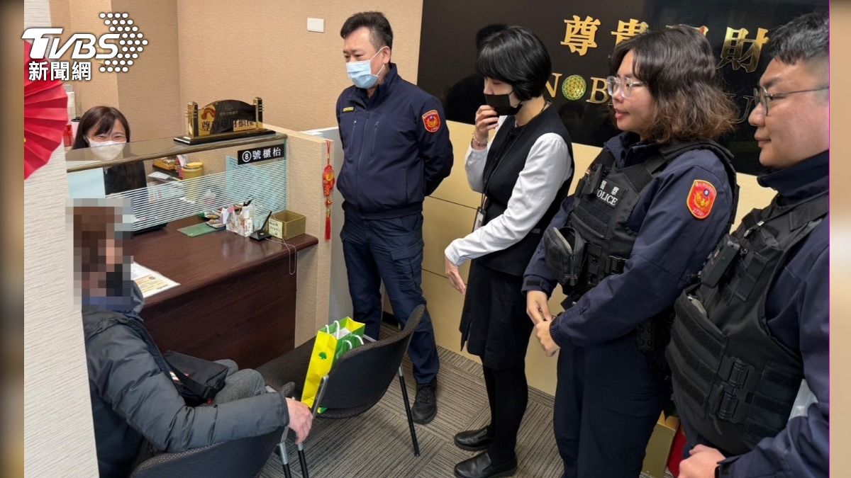 北投員警勸阻,婦人一度不信自己遇到詐騙。(圖/TVBS)