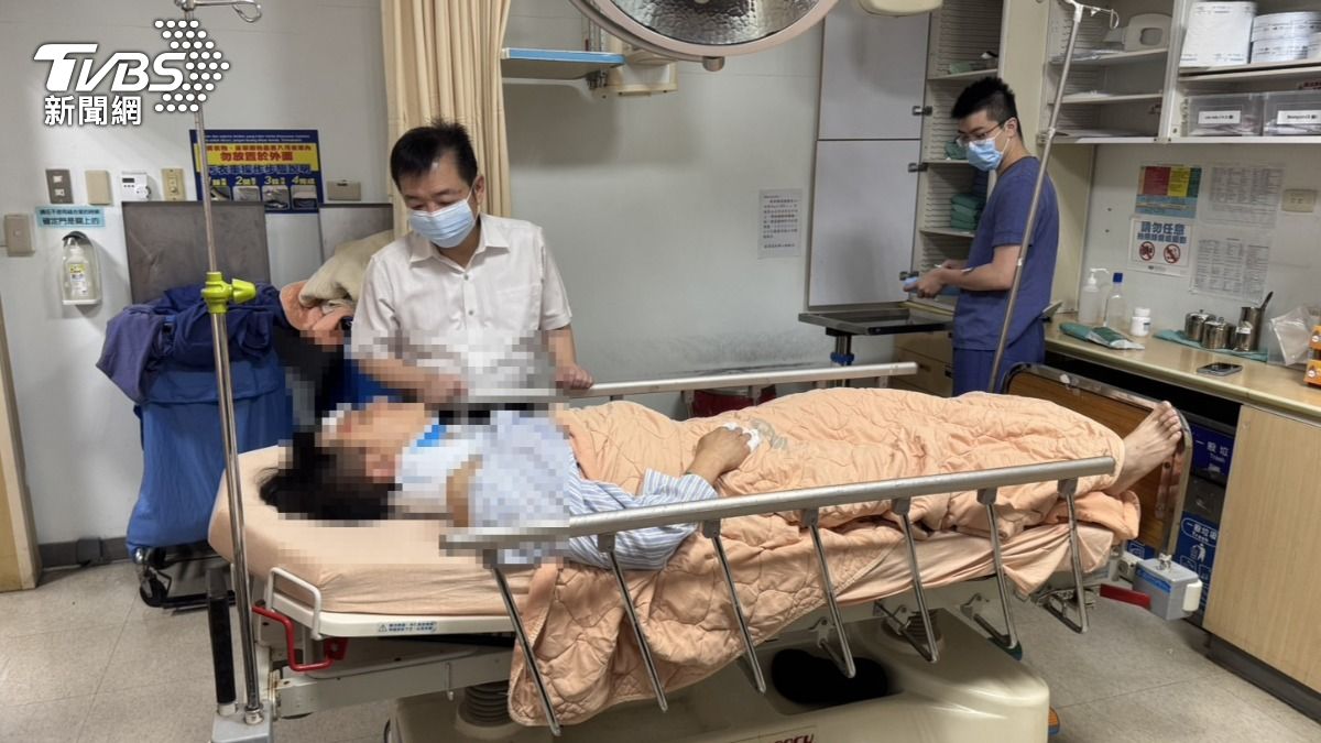其中一名員警大腿骨骨折送醫。（圖／TVBS）