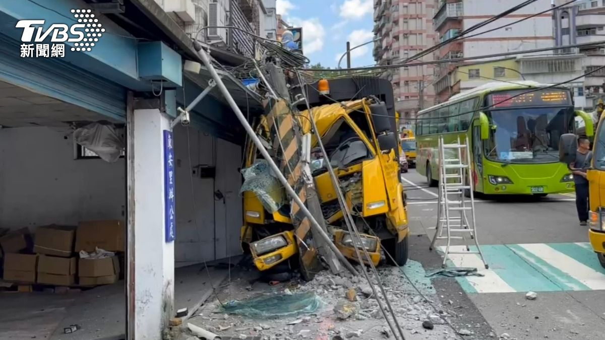 快訊/基隆垃圾車下坡失控!撞電杆嚴重變形 5車慘受波及