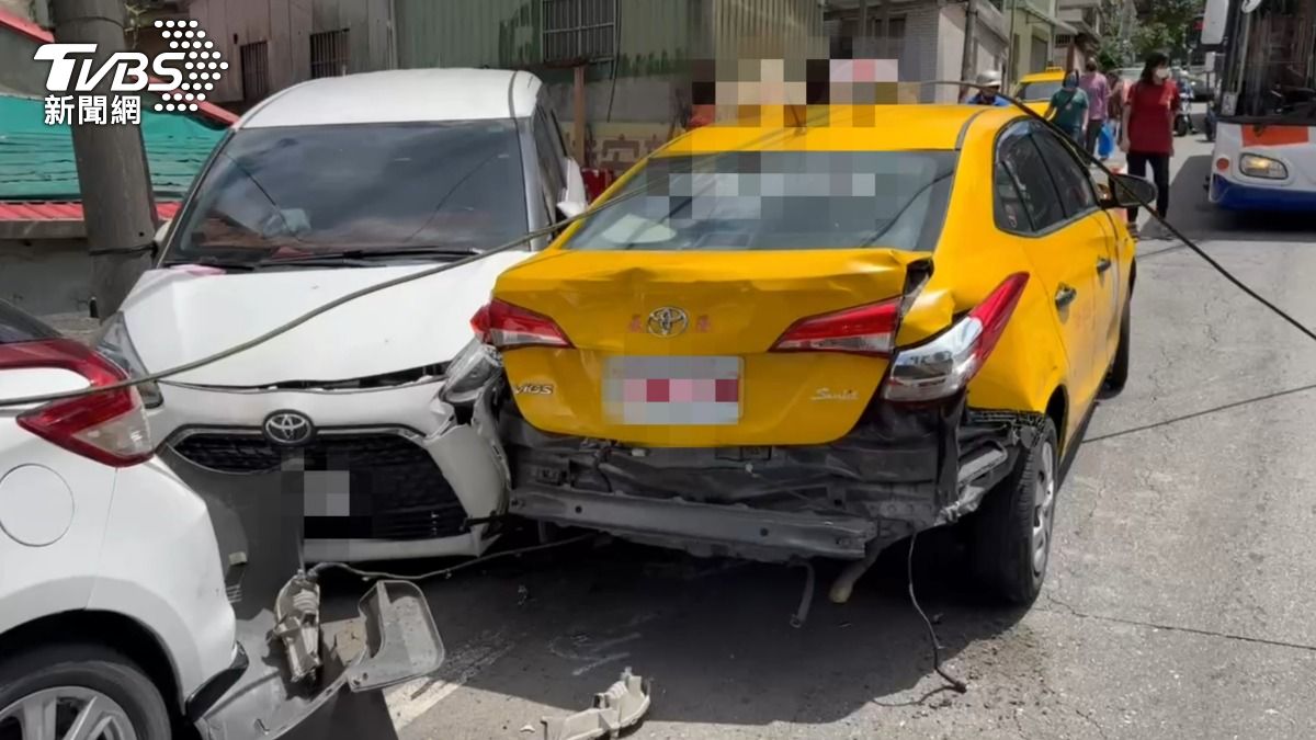 垃圾車不明原因撞上一部計程車,後續又波及到4部車輛。(圖/TVBS)