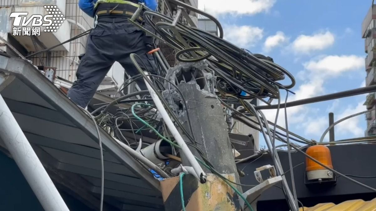 整支電線桿斷裂,附近住戶上百戶民眾停電。(圖/TVBS)