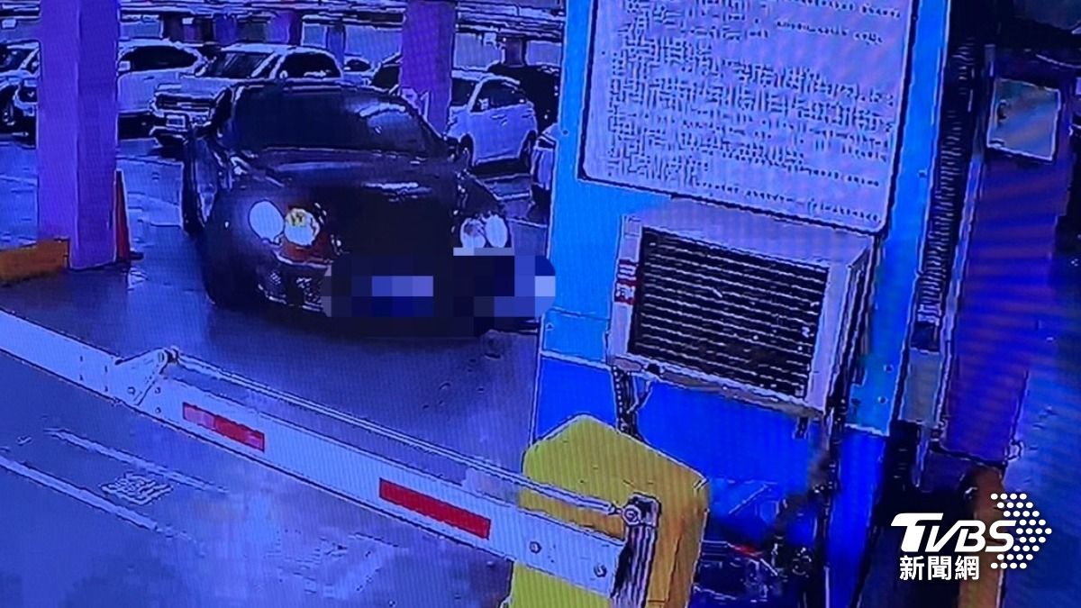 徐少東進入高醫停車場停車後,徒步離開。(圖/TVBS)