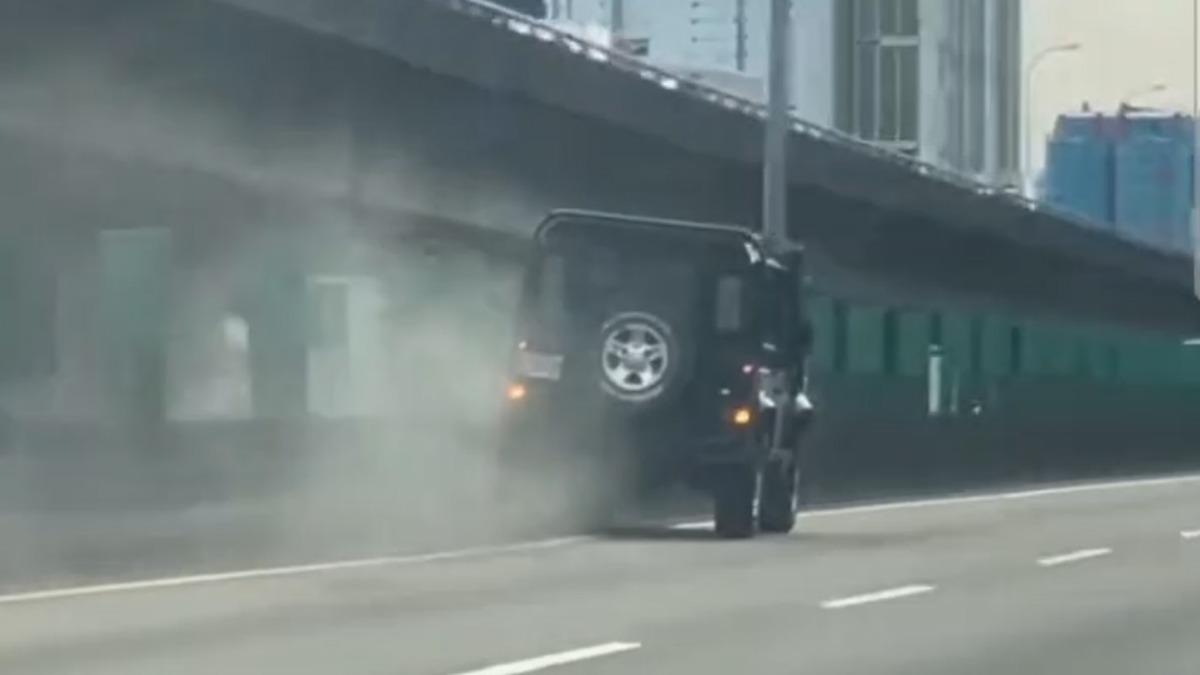 休旅車在國道上「鬼切」後撞上護欄，持續擦撞內側護欄。（圖／翻攝爆料公社）