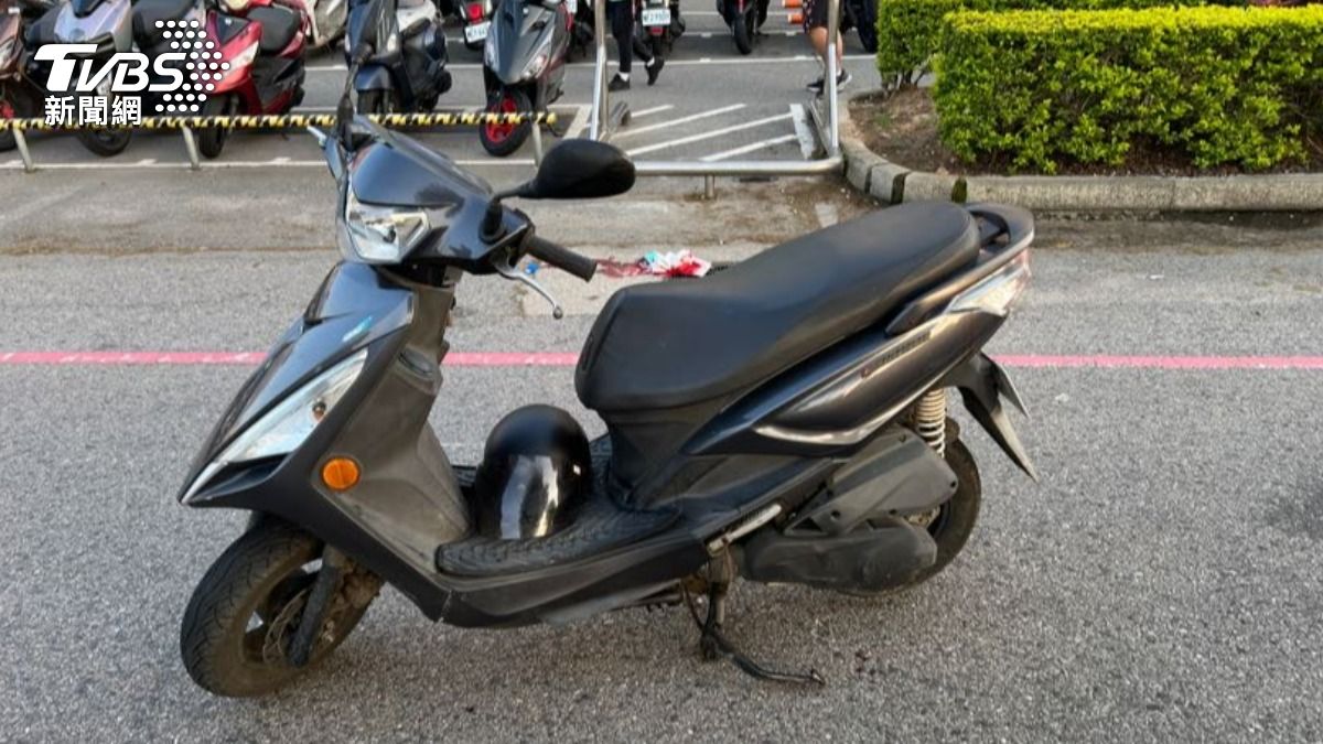 機車駕駛行經行人穿越道,直接撞上正橫越馬路的男子。(圖/TVBS)