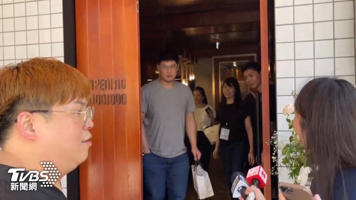 現場直擊/辜仲諒長子辜昱銓低調現身金豬食堂 用餐完快閃上車