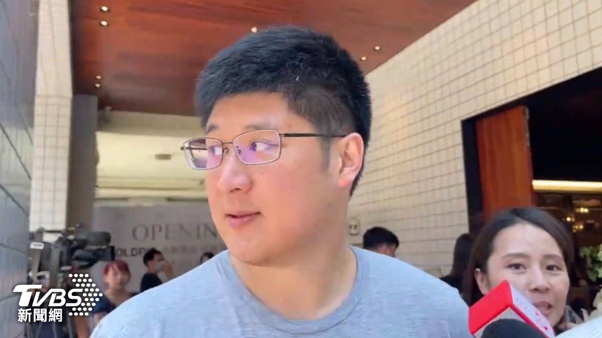 中信慈善基金會董事長辜仲諒長子辜昱銓用餐後,隨即上車離開。(圖/潘建樺攝)