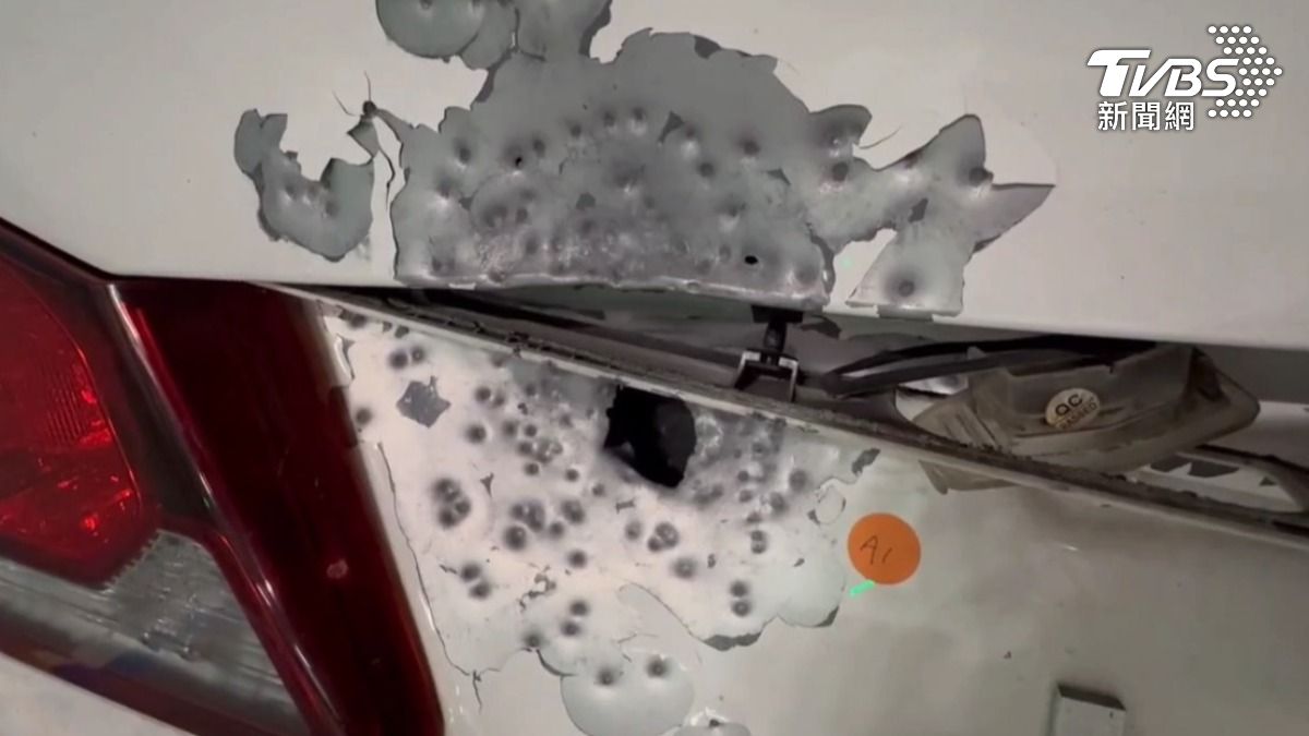 車輛佈滿彈孔。(圖/TVBS)