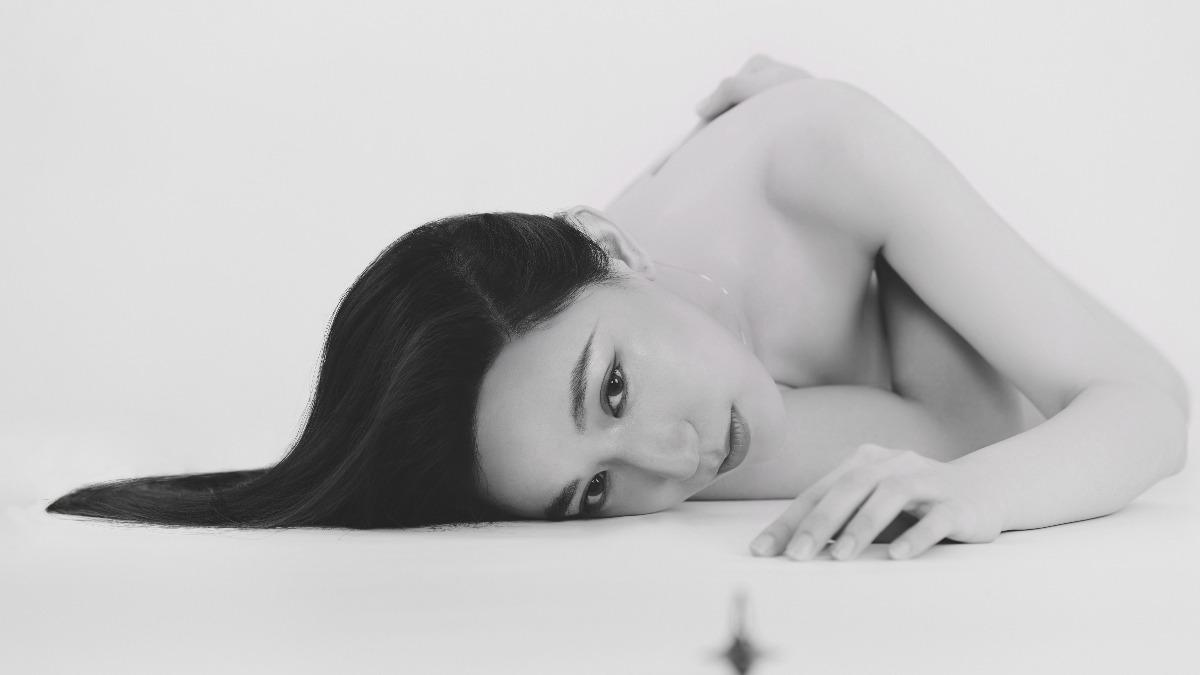 女星不藏脫光了!「全裸蜷伏地板」 超辣無碼畫面曝光