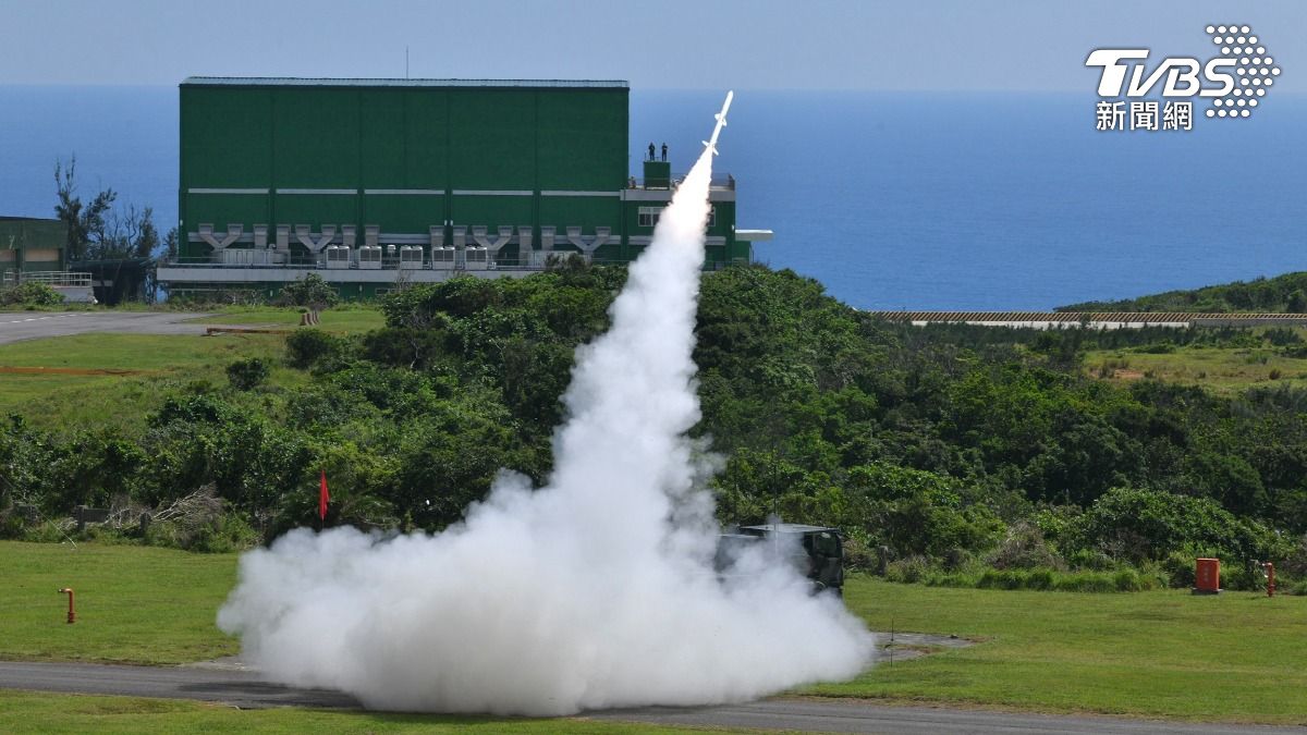 國軍「神弓操演」在屏東九鵬基地進行「陸射劍二飛彈系統」實彈射擊。（圖／胡瑞麒攝）