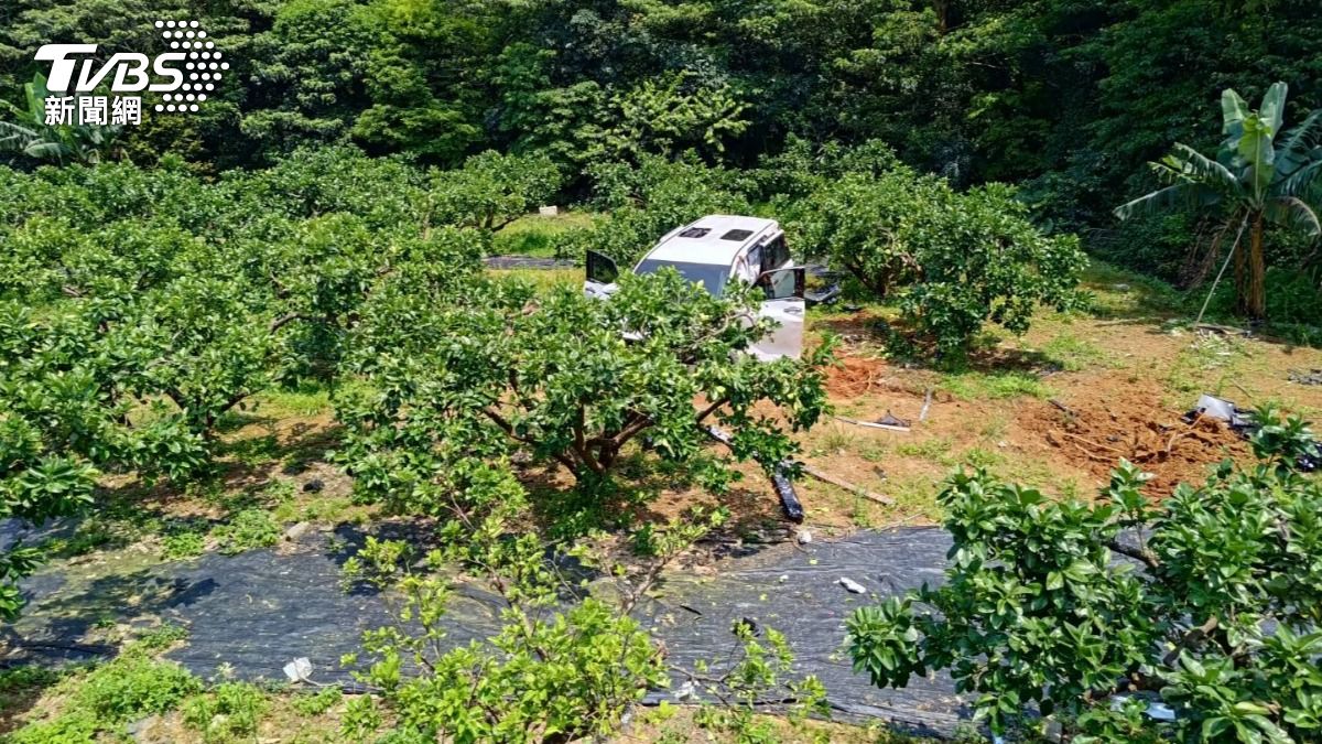 休旅車衝下邊坡。（圖／TVBS）