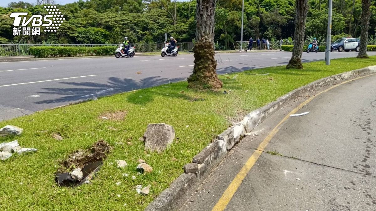 休旅車自撞分隔島後衝下邊坡。（圖／TVBS）