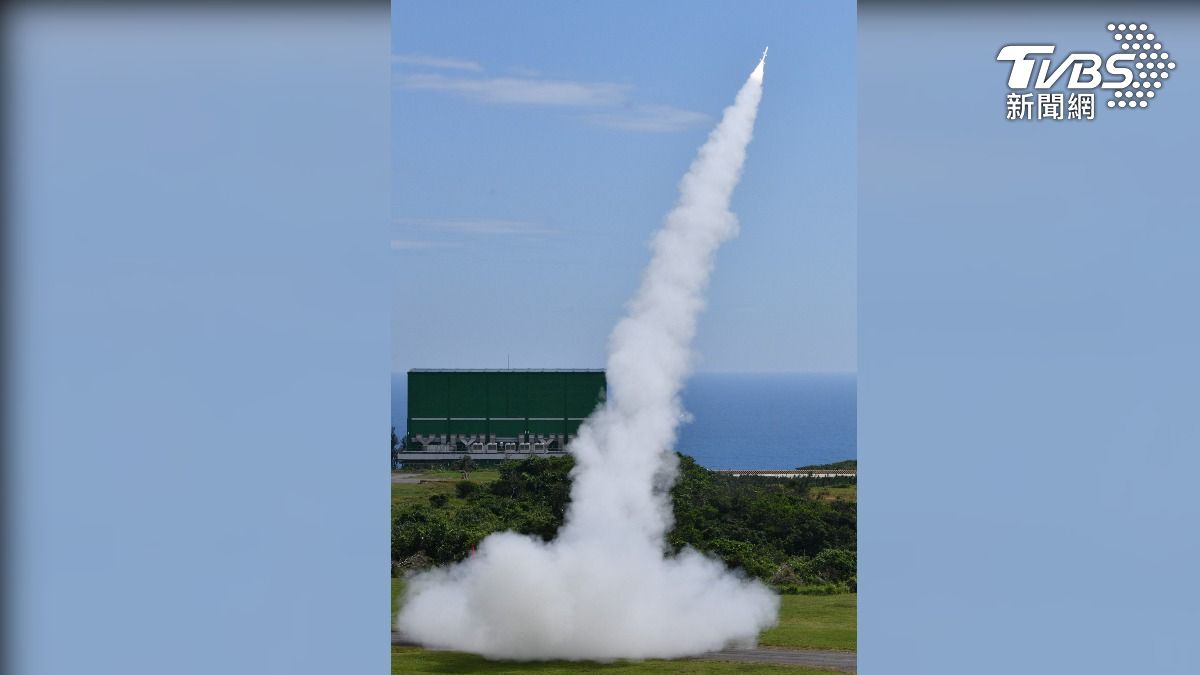 國軍「神弓操演」在屏東九鵬基地進行「陸射劍二飛彈系統」實彈射擊。(圖/胡瑞麒攝)