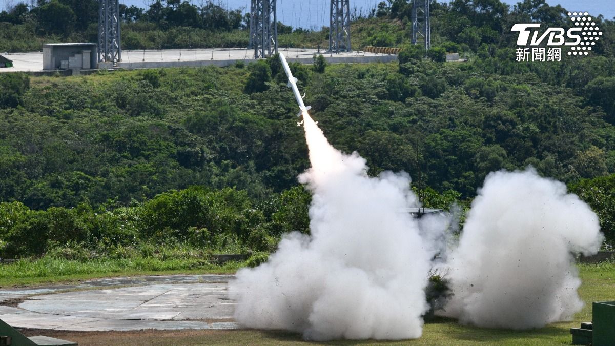 國軍「神弓操演」在屏東九鵬基地進行「陸射劍二飛彈系統」實彈射擊。(圖/胡瑞麒攝)