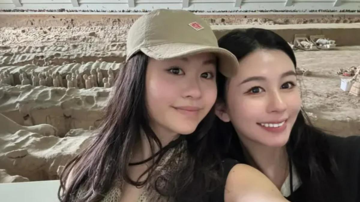 沈月(右)曬出與妹妹沈日(左)的合照,兩人都有媽媽年輕時的影子。(圖/翻攝自IG)