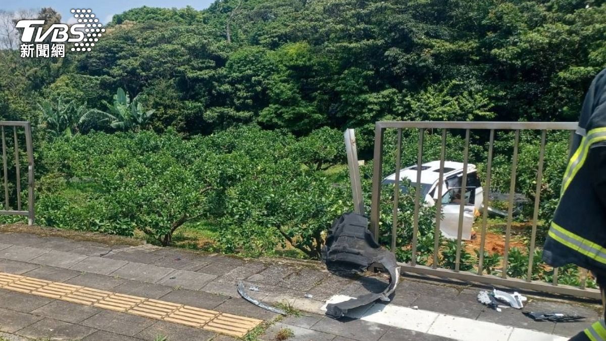 這部車墜落約3米深的果園,從撞擊點騰空飛起距離超過30公尺。(圖/TVBS)