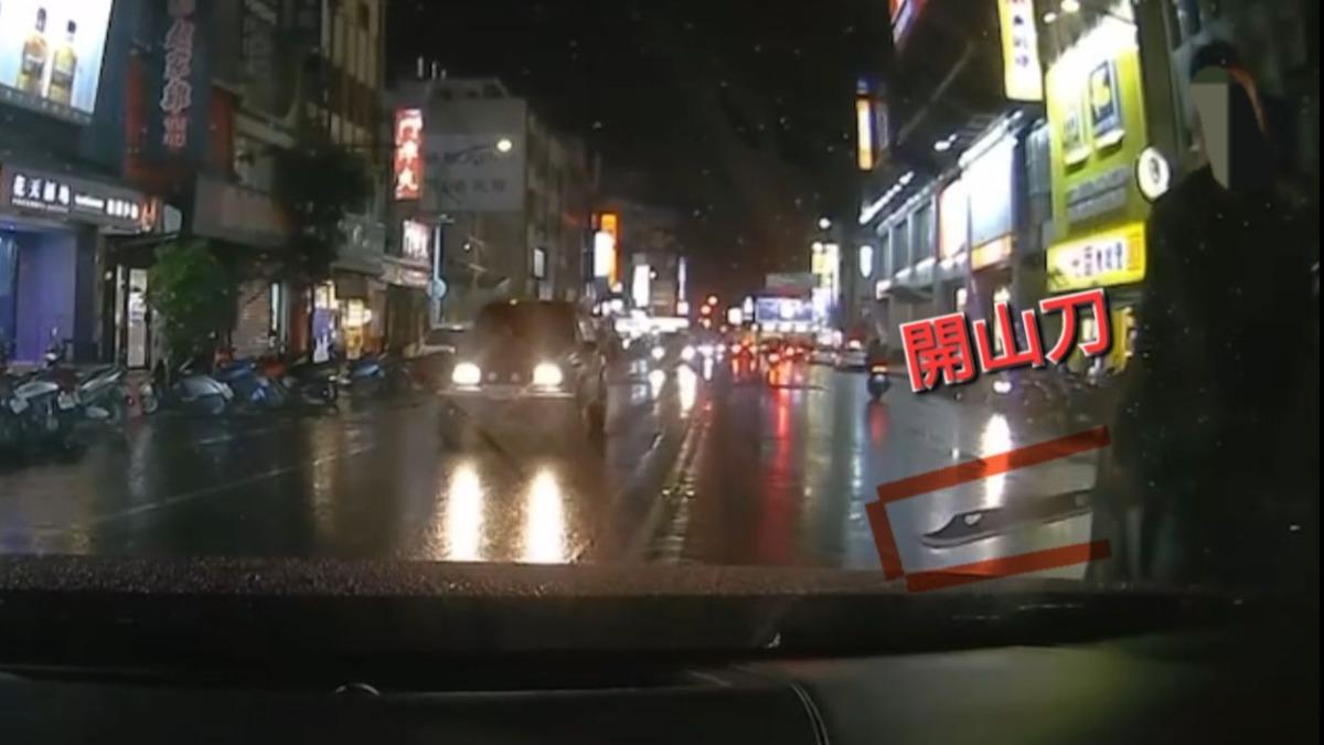 喇叭提醒違停成導火線？男子持刀下車 駕駛驚嚇報警