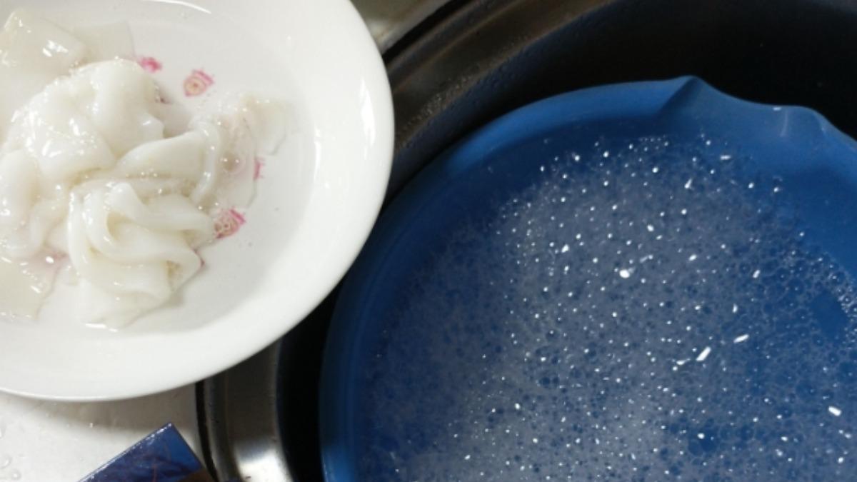 魷魚洗出「整盆泡泡」泡藥了？蝦仁也這樣　專家曝正確洗法