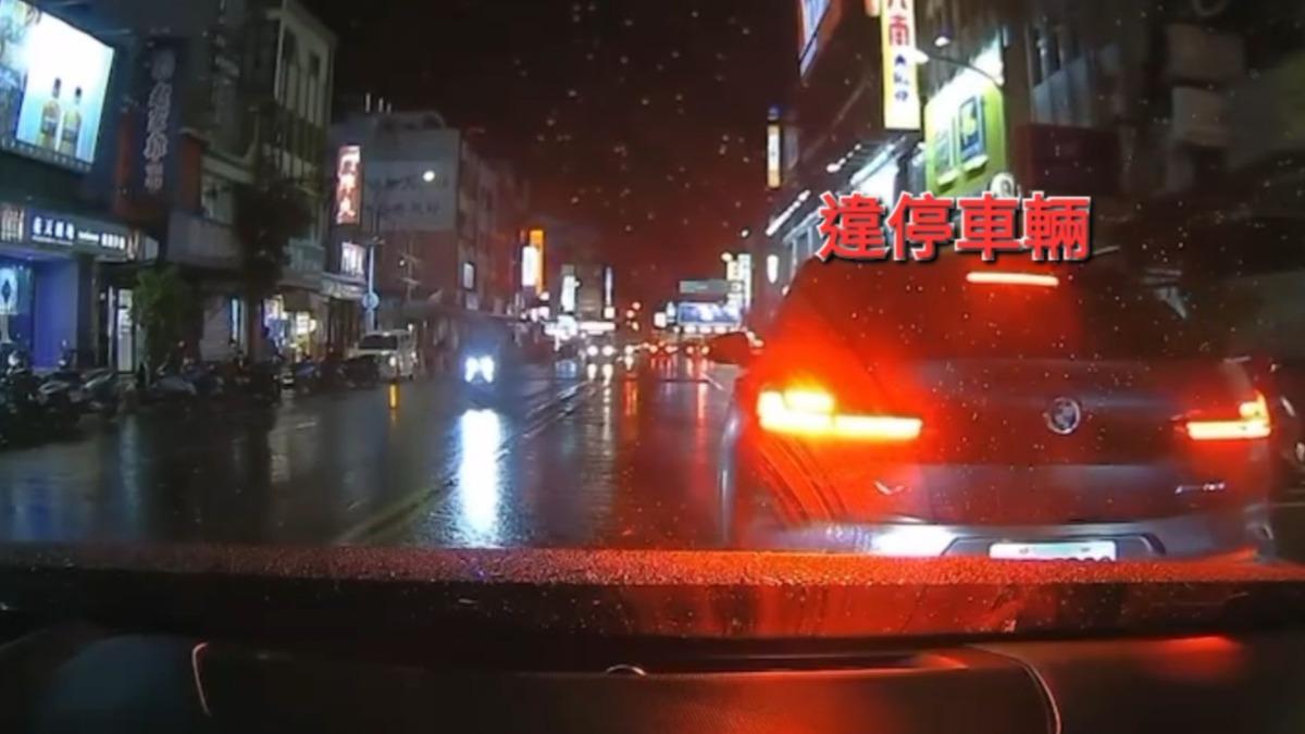 駕駛按喇叭換來恐怖怒視!馬路驚現持刀男。(圖/翻攝Facebook_地圖型行車紀錄器分享平台)